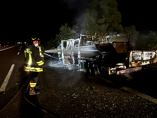 Roseto degli Abruzzi - Furgone in fiamme sull’A14 con tre bombole di Gpl